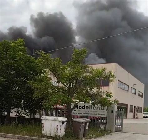 incendio manoppello scalo oggi|Manoppello: incendio in fabbrica, crolla il tetto di un。